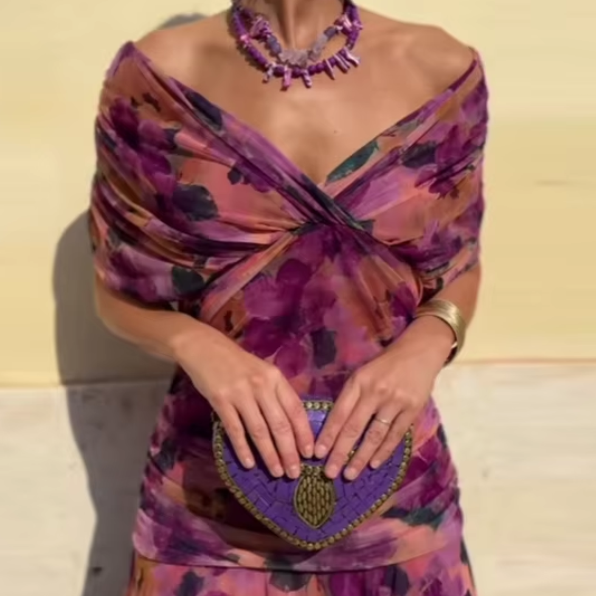 Elegantiška Suknelė su V Formos Iškirpte