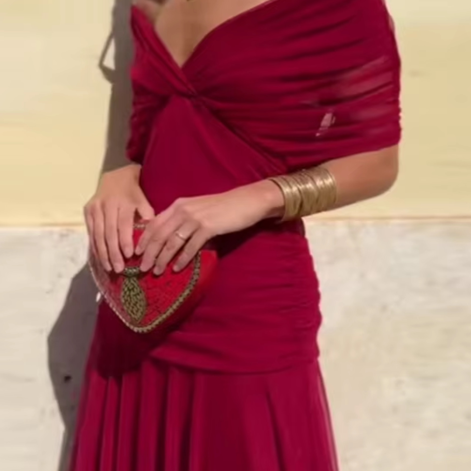 Elegantiška Suknelė su V Formos Iškirpte